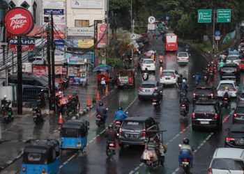 Waspada! Hujan Ringan Guyur Jakarta Pagi dan Sore Ini