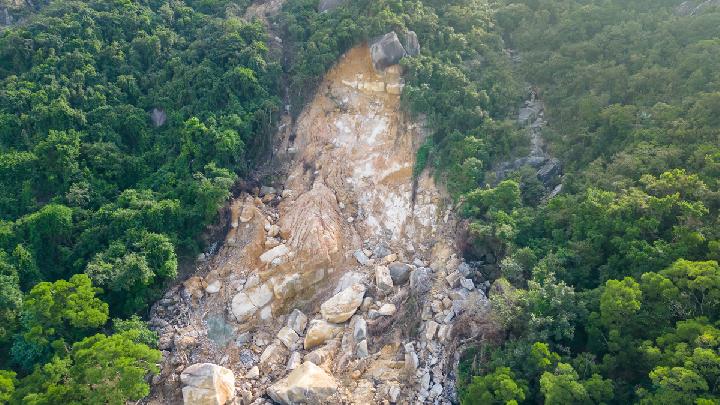 Sejumlah titik di Depok dilanda longsor dan banjir – Aksara Lokal Sejumlah titik di Depok dilanda longsor dan banjir