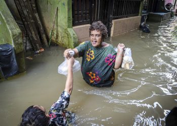 Banjir Jakarta 9 RT Terendam Air 65cm di Kampung Melayu – Aksara Lokal Banjir Jakarta: 9 RT Terendam, Air 65cm di Kampung Melayu