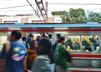 Genangan Air Stasiun: KRL Batasi Perjalanan, Cek Jadwalmu!