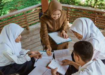 Kemendikdasmen Naikkan Insentif Guru Rp 400 Ribu, Dongkrak Semangat Mengajar!