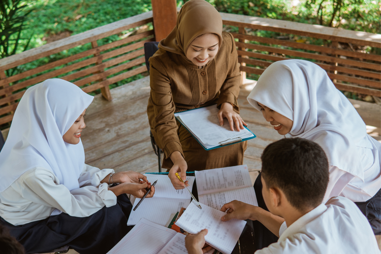 Kemendikdasmen Naikkan Insentif Guru Rp 400 Ribu Dongkrak Semangat Mengajar – Aksara Lokal Kemendikdasmen Naikkan Insentif Guru Rp 400 Ribu, Dongkrak Semangat Mengajar!