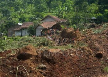 Longsor Bandung Barat: 8 Tewas, 82 Hilang, Tragedi Mengerikan