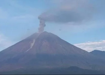 Semeru Meletus 6 Kali, Abu Vulkanik Capai 1 Km!