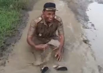 Kades Sragen Mandi Lumpur di Jalan Rusak: Aksi Protes Unik!