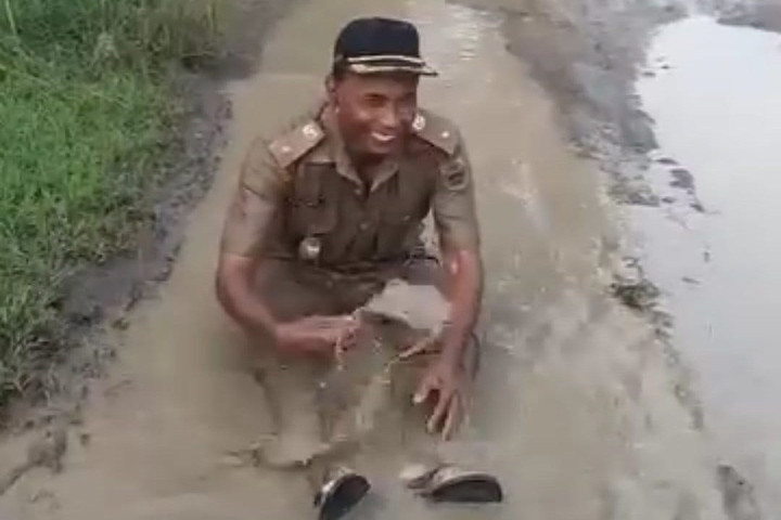 Kades Sragen Mandi Lumpur di Jalan Rusak Aksi Protes Unik – Aksara Lokal Kades Sragen Mandi Lumpur di Jalan Rusak: Aksi Protes Unik!