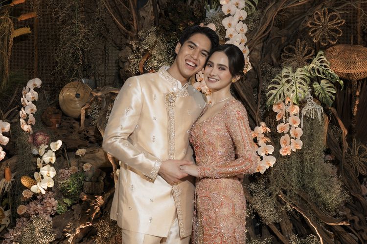 Syifa Hadju Lamaran Tangis Haru Deswita Tamu Pecah – Aksara Lokal Syifa Hadju Lamaran: Tangis Haru Deswita & Tamu Pecah