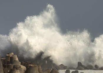 Gelombang Ekstrem 6 Meter: Laut Selatan Berbahaya!
