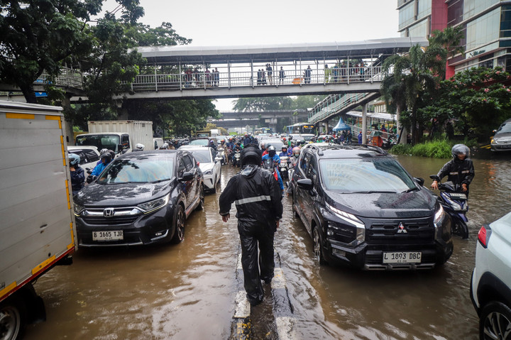 Banjir Jakarta Meluas 80 RT dan 23 Jalan Terendam – Aksara Lokal Banjir Jakarta Meluas! 80 RT dan 23 Jalan Terendam