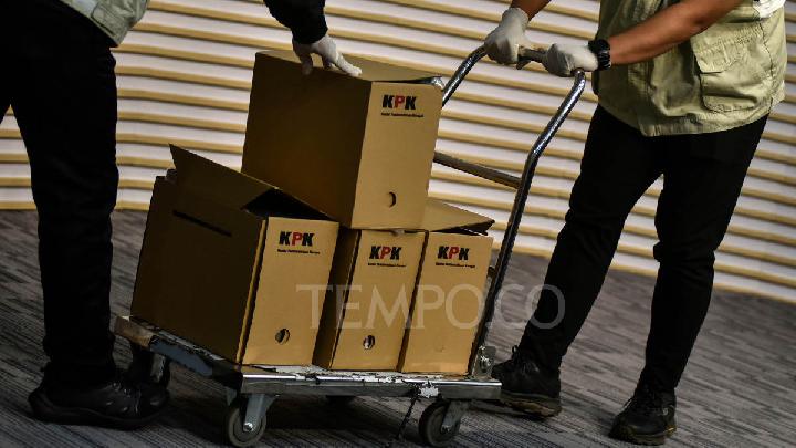 KPK Sita Catatan Keuangan Bupati Pati Bukti Korupsi Terkuak – Aksara Lokal KPK Sita Catatan Keuangan Bupati Pati, Bukti Korupsi Terkuak!