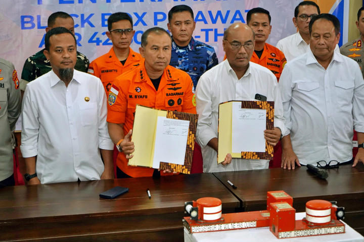 Black Box Pesawat ATR Diserahkan ke KNKT Ungkap Penyebab Kecelakaan – Aksara Lokal Black Box Pesawat ATR Diserahkan ke KNKT, Ungkap Penyebab Kecelakaan