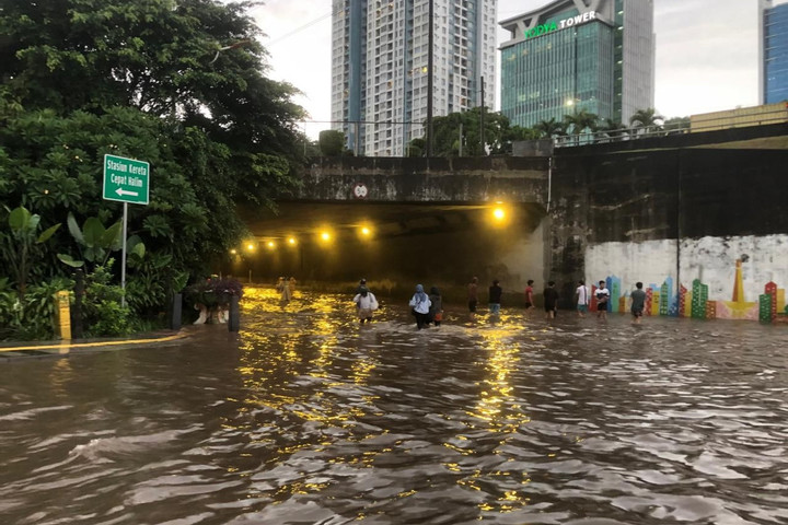 Banjir Panjaitan LRT Pilihan Tepat ke Stasiun Whoosh – Aksara Lokal Banjir Panjaitan: LRT Pilihan Tepat ke Stasiun Whoosh