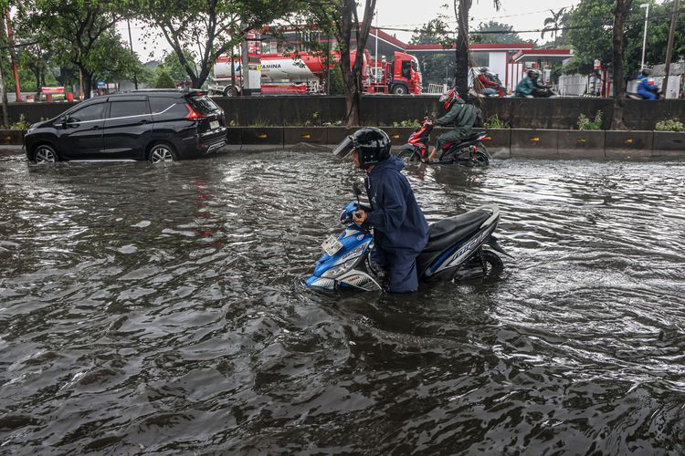 Jakarta Dikepung Cuaca Ekstrem Pemprov DKI Imbau WFH – Aksara Lokal Jakarta Dikepung Cuaca Ekstrem, Pemprov DKI Imbau WFH