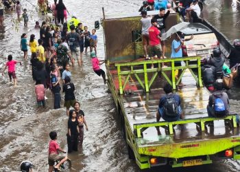 Bocah Daan Mogot: Banjir Bukan Bencana, Tapi Wahana Bermain!