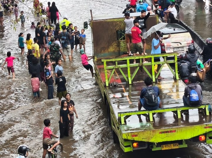 Bocah Daan Mogot Banjir Bukan Bencana Tapi Wahana Bermain – Aksara Lokal Bocah Daan Mogot: Banjir Bukan Bencana, Tapi Wahana Bermain!