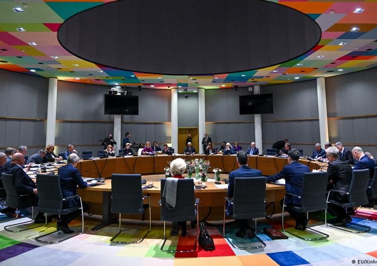 Trump Batal Tarif Greenland UE Akhirnya Bernapas Lega – Aksara Lokal Trump Batal Tarif Greenland: UE Akhirnya Bernapas Lega