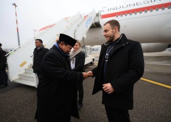 Aksi Prabowo Beri Koin Kepresidenan ke Pengawal Swiss Jadi Sorotan