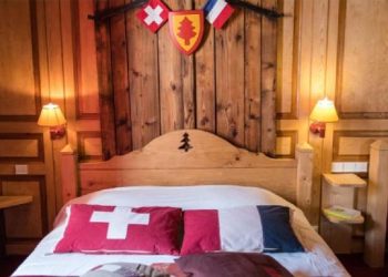 Tidur di Dua Negara Sekaligus Sensasi Unik Hotel Ini – Aksara Lokal Tidur di Dua Negara Sekaligus: Sensasi Unik Hotel Ini