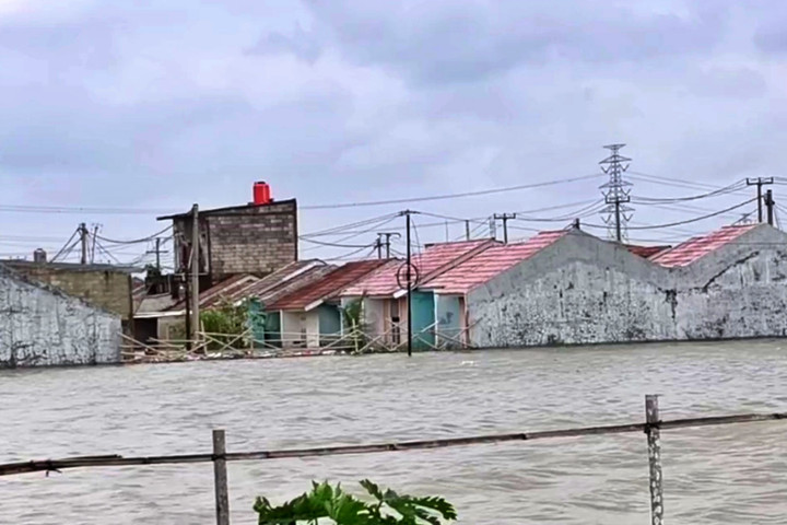 Banjir Sukamekar Rumah Subsidi Tenggelam Warga Terjebak – Aksara Lokal Banjir Sukamekar: Rumah Subsidi Tenggelam, Warga Terjebak
