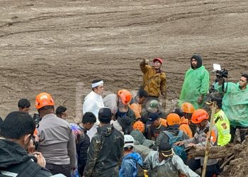 Dedi Mulyadi Turun Langsung Evakuasi Korban Longsor Cisarua – Aksara Lokal Dedi Mulyadi Turun Langsung Evakuasi Korban Longsor Cisarua