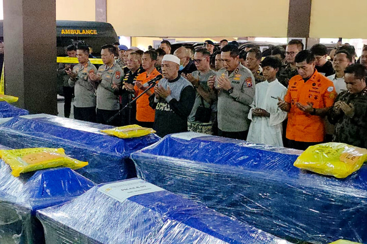 7 Jenazah ATR Ditemukan Tangis Keluarga Pecah di Polda Sulsel – Aksara Lokal 7 Jenazah ATR Ditemukan, Tangis Keluarga Pecah di Polda Sulsel