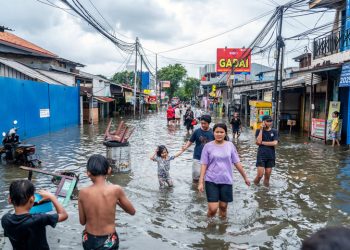 Banjir Jakarta: 14 RT Terendam, Waspada Hujan & Luapan Sungai!