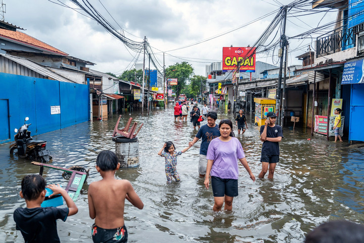 Banjir Jakarta 14 RT Terendam Waspada Hujan Luapan Sungai – Aksara Lokal Banjir Jakarta: 14 RT Terendam, Waspada Hujan & Luapan Sungai!