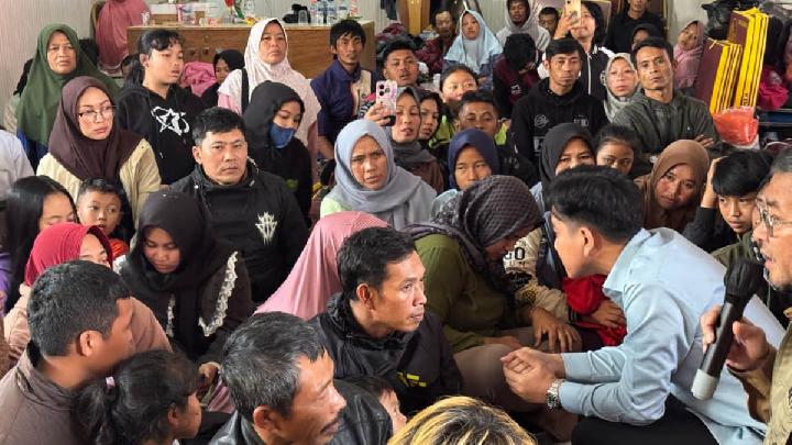 Gibran Turun Langsung ke Lokasi Longsor Cisarua Bandung Barat – Aksara Lokal Gibran Turun Langsung ke Lokasi Longsor Cisarua Bandung Barat