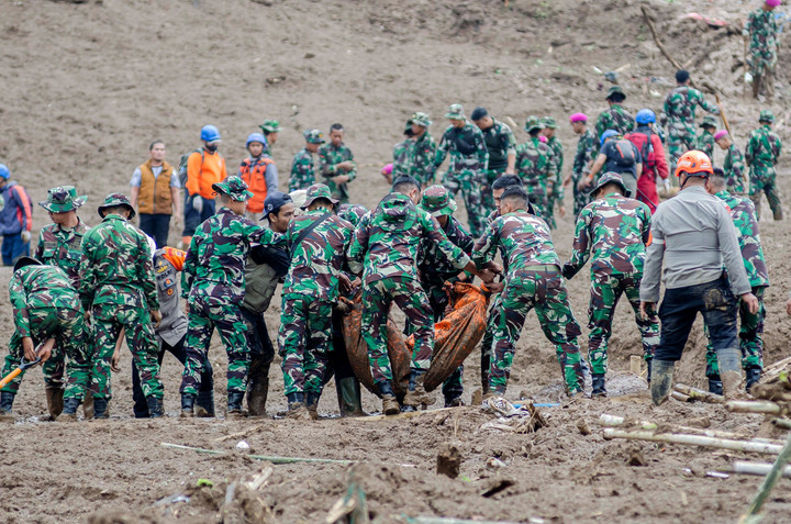 Tragedi Longsor Cisarua Bandung Barat 27 Jenazah Berhasil Dievakuasi – Aksara Lokal Tragedi Longsor Cisarua Bandung Barat: 27 Jenazah Berhasil Dievakuasi