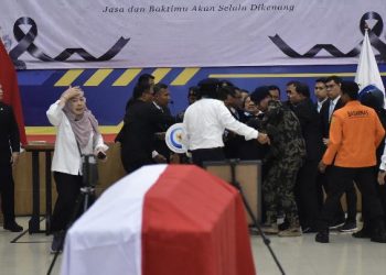 Prabowo Langsung Telepon Menteri Kelautan yang Pingsan Saat Upacara – Aksara Lokal Prabowo Langsung Telepon Menteri Kelautan yang Pingsan Saat Upacara