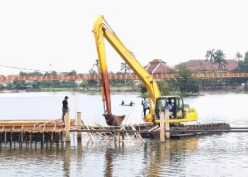 Depok Bongkar Pondasi Bangunan Ilegal di Situ Tujuh Muara