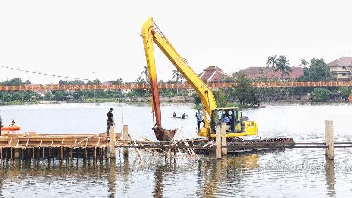 Depok Bongkar Pondasi Bangunan Ilegal di Situ Tujuh Muara – Aksara Lokal Depok Bongkar Pondasi Bangunan Ilegal di Situ Tujuh Muara