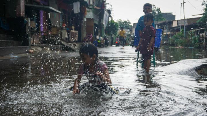 Banjir Jakarta Meluas 16 RT dan 10 Ruas Jalan Terendam – Aksara Lokal Banjir Jakarta Meluas, 16 RT dan 10 Ruas Jalan Terendam