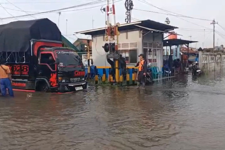 Pekalongan Banjir Parah! 4 Perjalanan Kereta Api Dibatalkan Total – Aksara Lokal Pekalongan Banjir Parah! 4 Perjalanan Kereta Api Dibatalkan Total