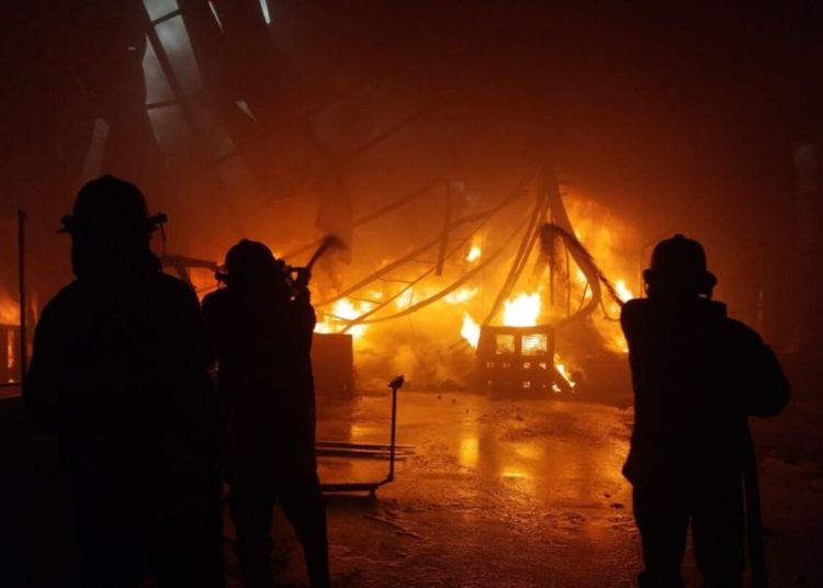 Pabrik Bahan Baku Tas Sepatu Jepara Terbakar, 12 Damkar Berjibaku