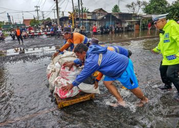 Banjir Pekalongan: KA Daop 4 Batal, Penumpang Terjebak