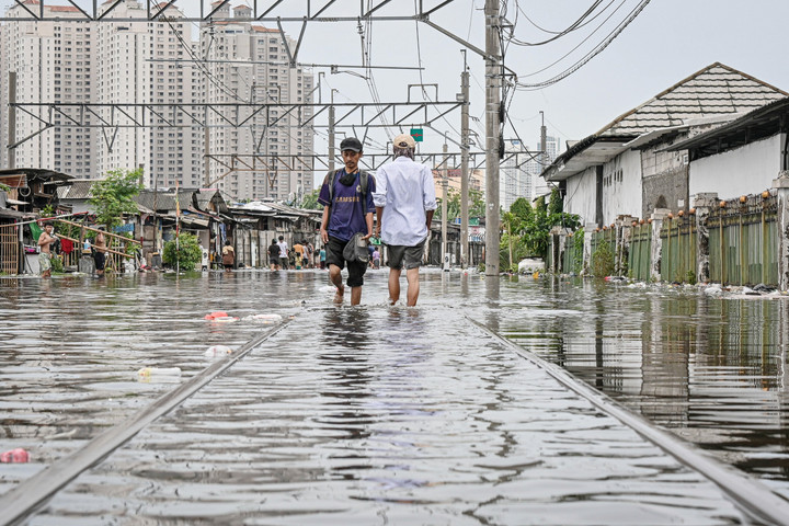 Stasiun Jakarta Kota Bebas Banjir Kereta Kembali Normal – Aksara Lokal Stasiun Jakarta Kota Bebas Banjir, Kereta Kembali Normal