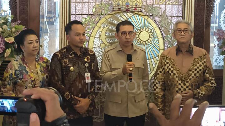 Fadli Zon Jadi Saksi Kericuhan Dua Kubu Keluarga Keraton Solo – Aksara Lokal Fadli Zon Jadi Saksi Kericuhan Dua Kubu Keluarga Keraton Solo