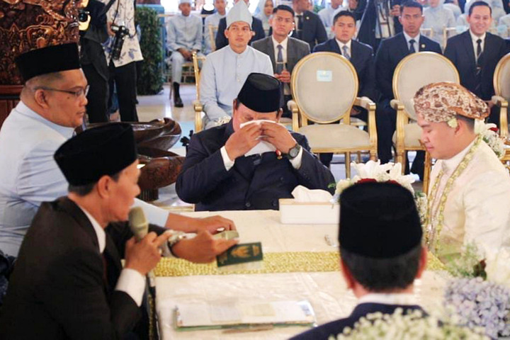 Tangis Haru Presiden Prabowo Jadi Saksi Nikah Sespri Agung Surahman – Aksara Lokal Tangis Haru Presiden Prabowo Jadi Saksi Nikah Sespri Agung Surahman