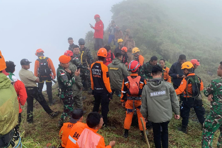 Pesawat ATR Jatuh Harapan Keluarga Hasil Pencarian Terbaru – Aksara Lokal Pesawat ATR Jatuh: Harapan Keluarga, Hasil Pencarian Terbaru