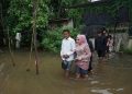 Viral Foto Pengantin Pekalongan Tetap Menikah di Tengah Kepungan Banjir