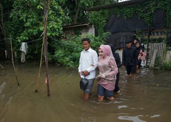 Viral Foto Pengantin Pekalongan Tetap Menikah di Tengah Kepungan Banjir