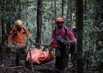 Tim SAR Selamatkan Korban Kedua ATR dari Gunung Bulusaraung