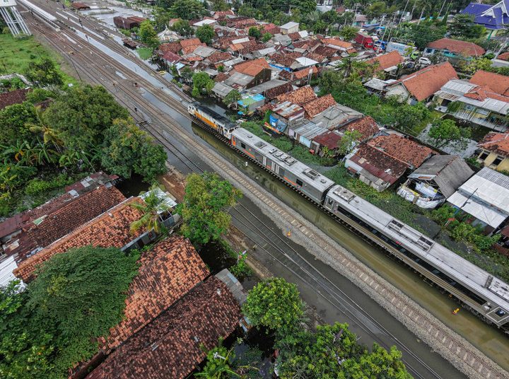 Akhirnya! Jalur Kereta Pekalongan-Sragi Kembali Beroperasi Pasca Banjir