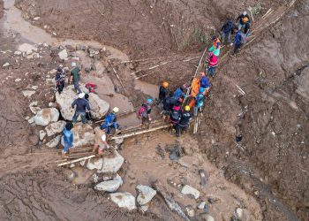 Potret Pilu: Perjuangan Tim SAR Cari Korban Longsor Cisarua
