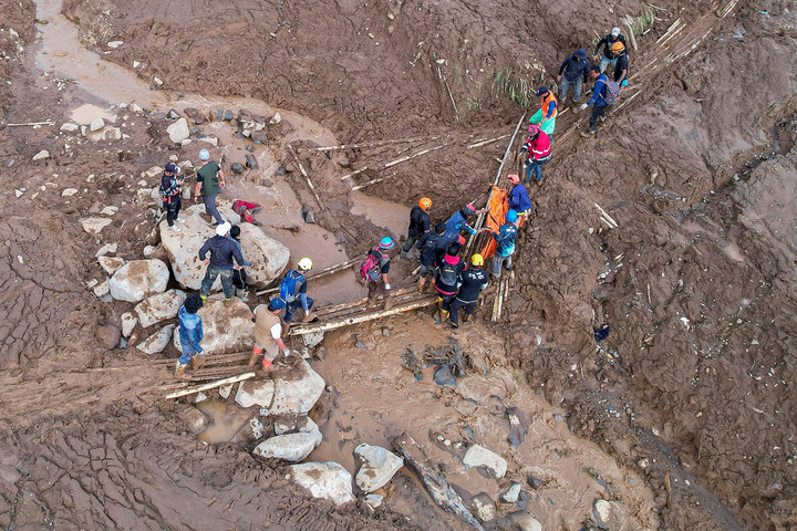 Potret Pilu Perjuangan Tim SAR Cari Korban Longsor Cisarua – Aksara Lokal Potret Pilu: Perjuangan Tim SAR Cari Korban Longsor Cisarua