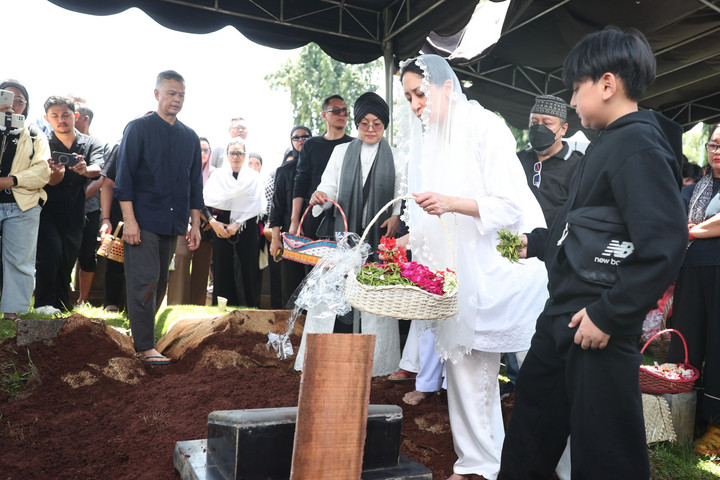 Istri Ungkap TBC Lucky Widja Merusak Ginjal – Aksara Lokal Istri Ungkap TBC Lucky Widja Merusak Ginjal