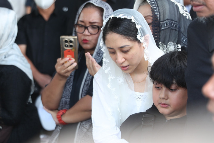 Pesan Haru Lucky Widja Ingin Dimakamkan Satu Liang Lahat Ayahnya – Aksara Lokal Pesan Haru Lucky Widja: Ingin Dimakamkan Satu Liang Lahat Ayahnya