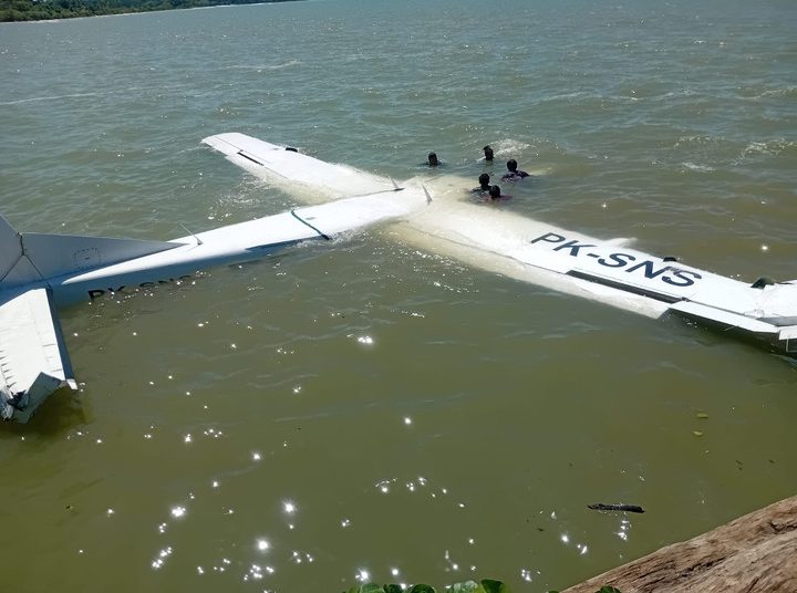 Mesin Bermasalah, Pesawat Smart Air Mendarat Darurat di Pantai Nabire