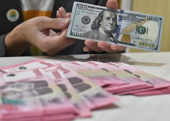 Rupiah Anjlok! Dolar AS Tembus Rp 17.000 di Bank
